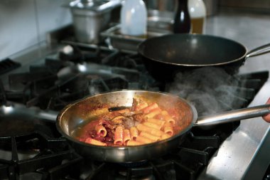 soba yangın pişirme makarna ile pota