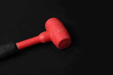 kırmızı ve siyah plastik çekiç