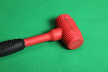 kırmızı ve siyah plastik çekiç