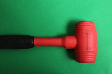 kırmızı ve siyah plastik çekiç