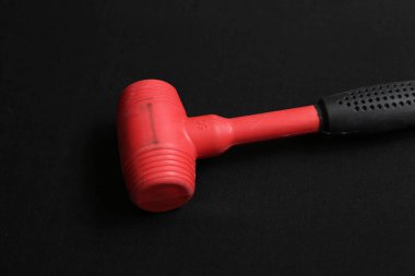 kırmızı ve siyah plastik çekiç