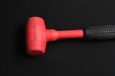kırmızı ve siyah plastik çekiç