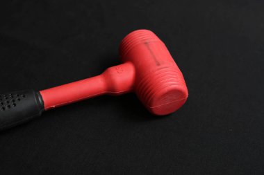 kırmızı ve siyah plastik çekiç