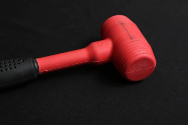 kırmızı ve siyah plastik çekiç