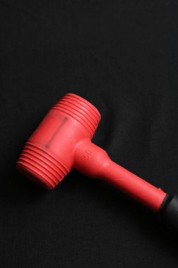 kırmızı ve siyah plastik çekiç