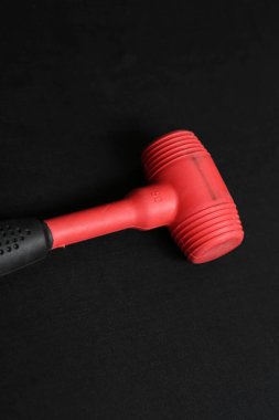 kırmızı ve siyah plastik çekiç