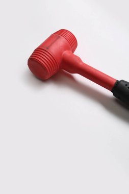 kırmızı ve siyah plastik çekiç