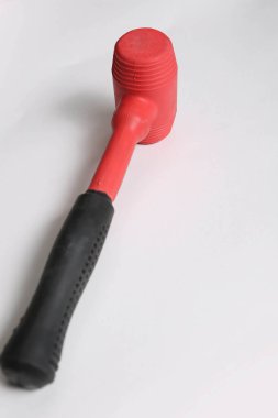 kırmızı ve siyah plastik çekiç