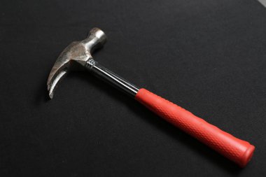 Eski model çekiç, marangozlar için bir zanaat aracı.