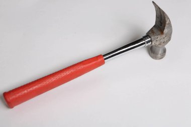 Eski model çekiç, marangozlar için bir zanaat aracı.