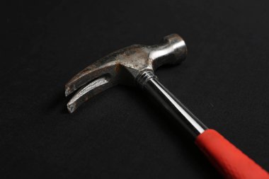 Eski model çekiç, marangozlar için bir zanaat aracı.