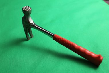 Eski model çekiç, marangozlar için bir zanaat aracı.