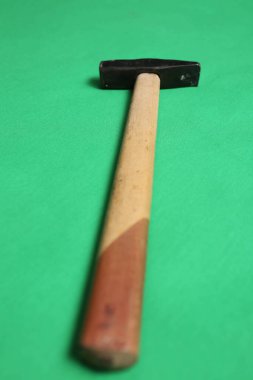 Eski model çekiç, marangozlar için bir zanaat aracı.