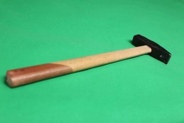 Eski model çekiç, marangozlar için bir zanaat aracı.