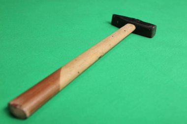 Eski model çekiç, marangozlar için bir zanaat aracı.