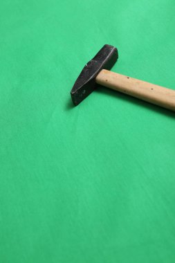 Eski model çekiç, marangozlar için bir zanaat aracı.