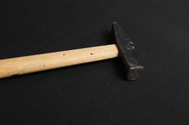 Eski model çekiç, marangozlar için bir zanaat aracı.