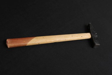 Eski model çekiç, marangozlar için bir zanaat aracı.