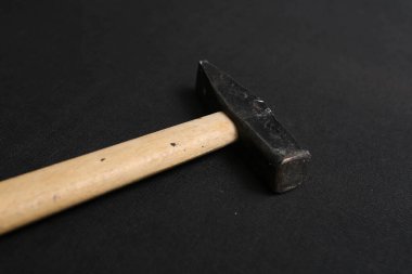 Eski model çekiç, marangozlar için bir zanaat aracı.