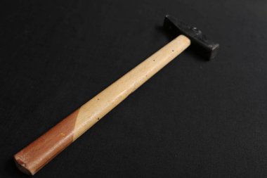 Eski model çekiç, marangozlar için bir zanaat aracı.