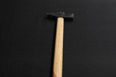 Eski model çekiç, marangozlar için bir zanaat aracı.