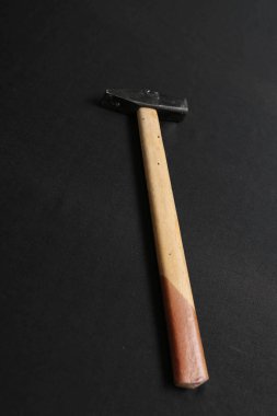 Eski model çekiç, marangozlar için bir zanaat aracı.