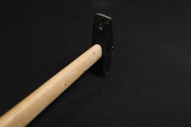 Eski model çekiç, marangozlar için bir zanaat aracı.