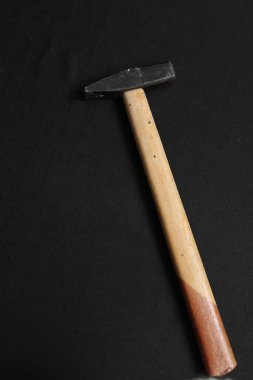 Eski model çekiç, marangozlar için bir zanaat aracı.