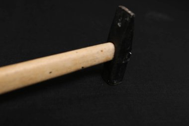 Eski model çekiç, marangozlar için bir zanaat aracı.