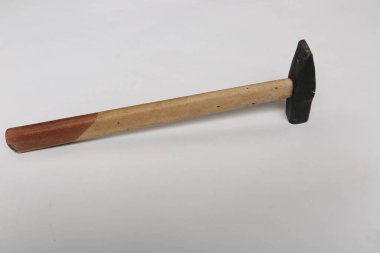 Eski model çekiç, marangozlar için bir zanaat aracı.