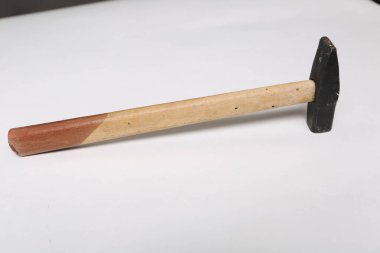 Eski model çekiç, marangozlar için bir zanaat aracı.