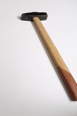 Eski model çekiç, marangozlar için bir zanaat aracı.
