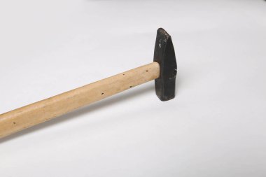 Eski model çekiç, marangozlar için bir zanaat aracı.