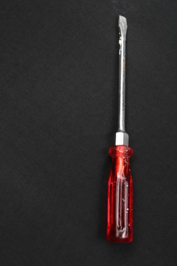 Plastik saplı tornavida.