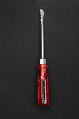 Plastik saplı tornavida.