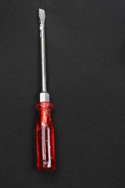 Plastik saplı tornavida.