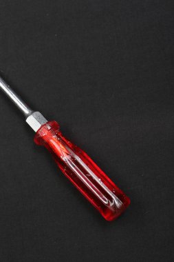 Plastik saplı tornavida.