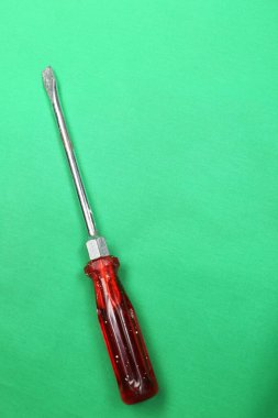 Plastik saplı tornavida.