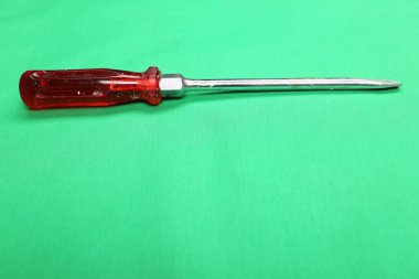 Plastik saplı tornavida.