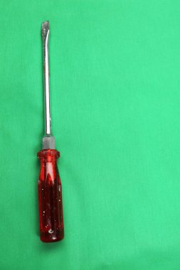 Plastik saplı tornavida.