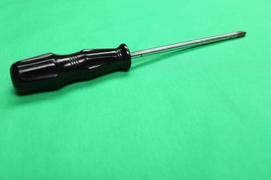 Plastik saplı tornavida.