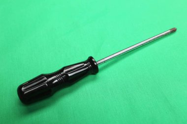 Plastik saplı tornavida.