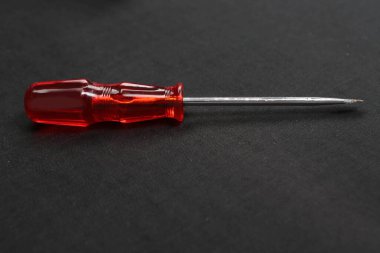 Plastik saplı tornavida.