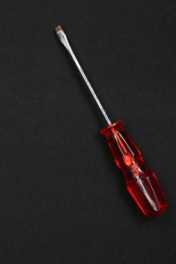 Plastik saplı tornavida.