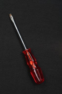 Plastik saplı tornavida.