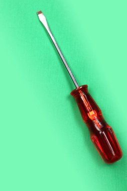 Plastik saplı tornavida.