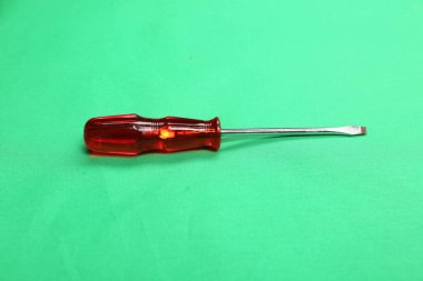 Plastik saplı tornavida.