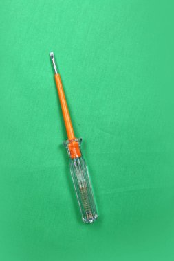 Plastik saplı tornavida.