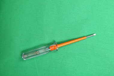 Plastik saplı tornavida.