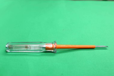 Plastik saplı tornavida.